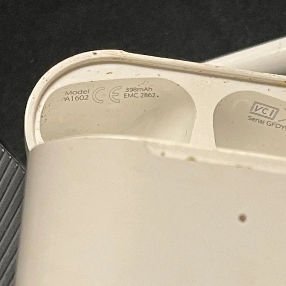 Apple Wireless Earbuds with Charging Case-Will not charge up. As is.